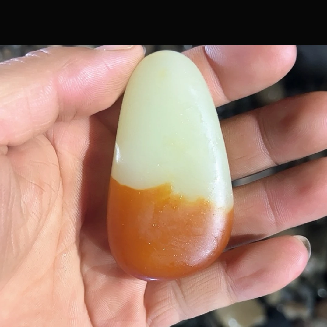 和田玉红皮白肉把件