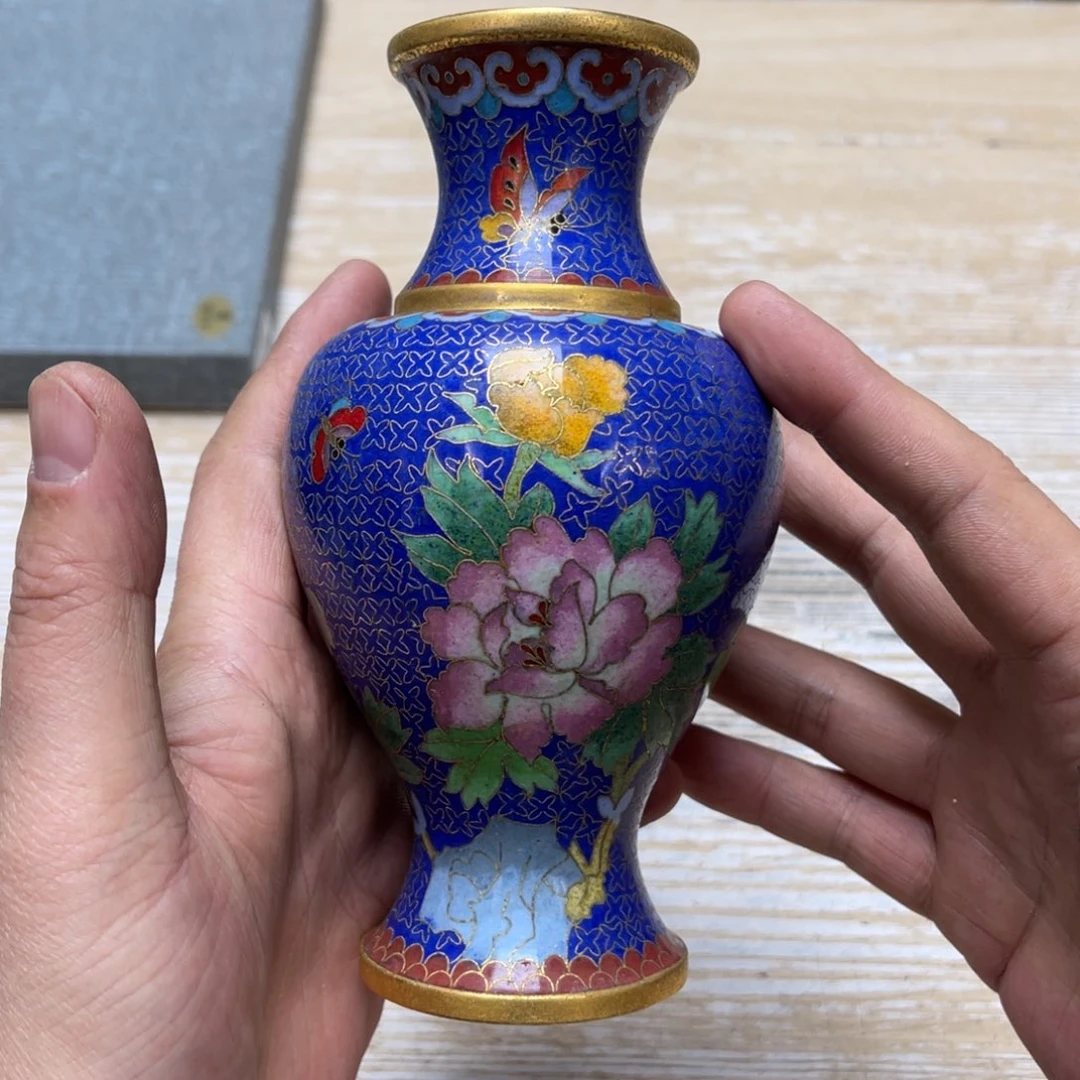 瓷片旧*堂密密麻麻地排列在一起