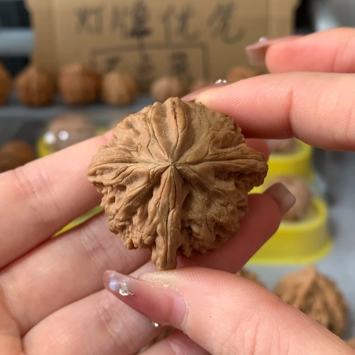 n***吧文玩核桃吊坠异形单只，有瑕疵