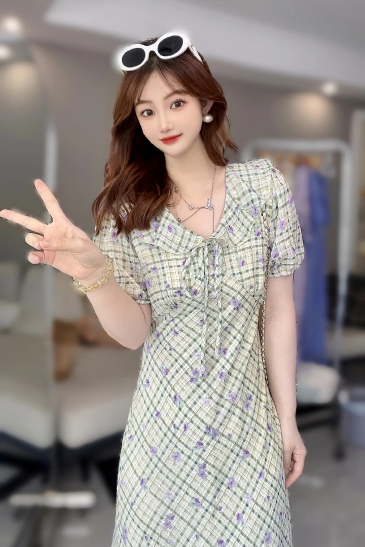 夏季温柔度假风大码连衣裙法式荷叶领显瘦遮肉短袖气质优雅长款裙