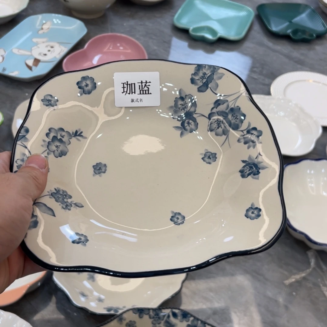 陶瓷微瑕餐具介意勿拍，满18飞！