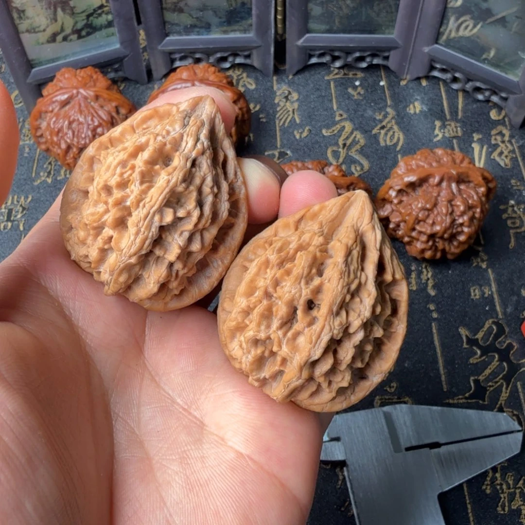 文玩核桃吊坠十三陵鸡心40