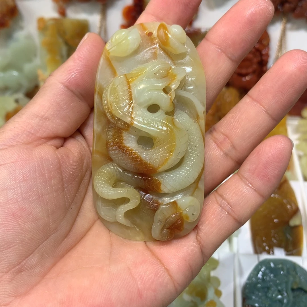 峰***哥未镶嵌蛇纹石玉颈饰