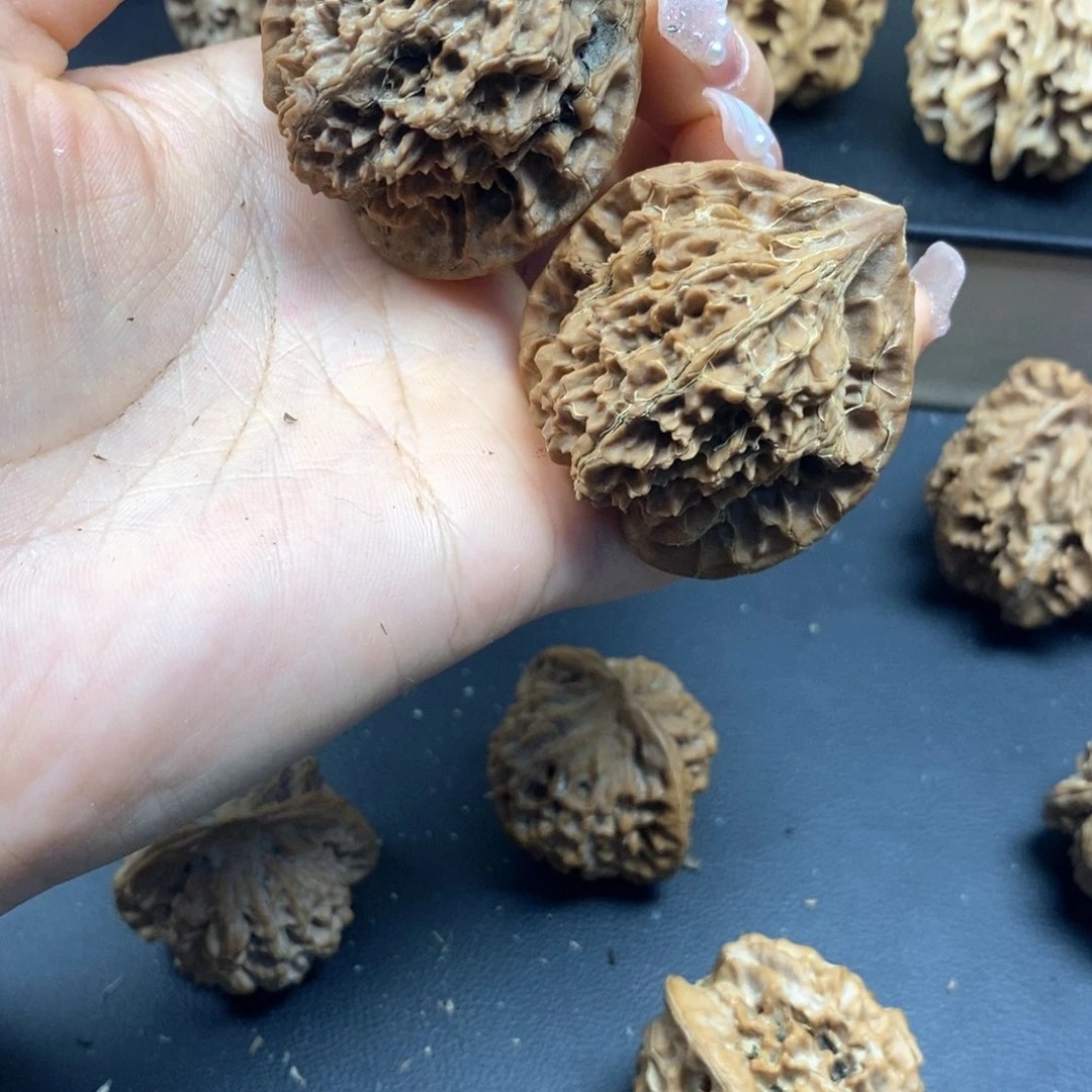 桃核把件秦岭薄楞官帽40