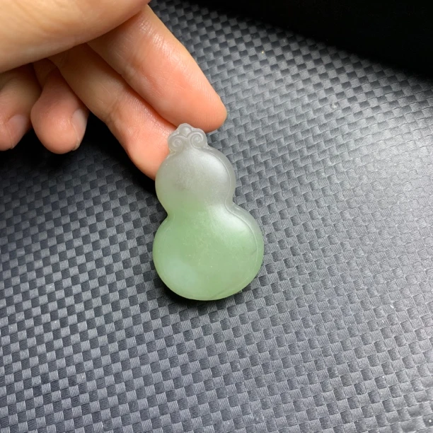 和田玉烟紫带翠葫芦吊坠