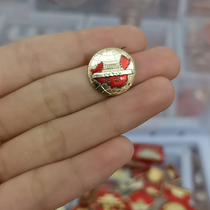 其他普通金属格**格红色收藏纪念章1枚