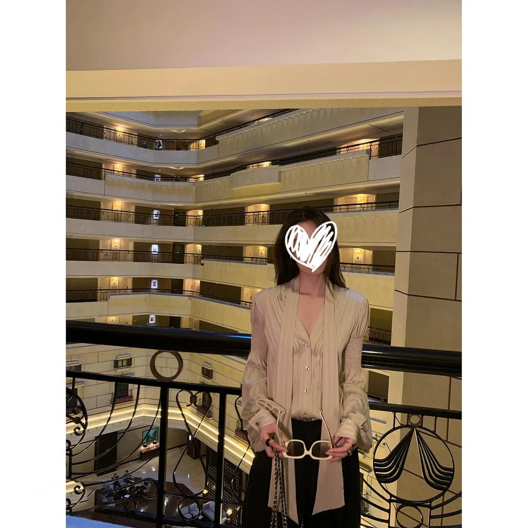 千金风古金色V领衬衫女上衣新款复古丝带设计高级感时尚长袖衬衣