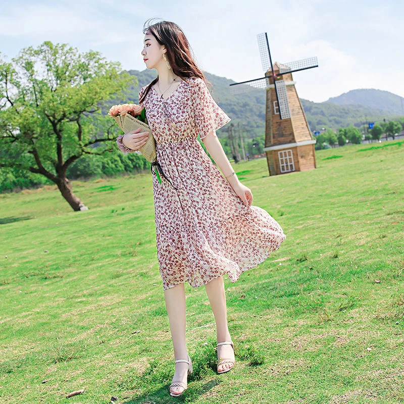 今年流行法式休闲收腰连衣裙女2025年夏季修身减龄碎花雪纺中长裙