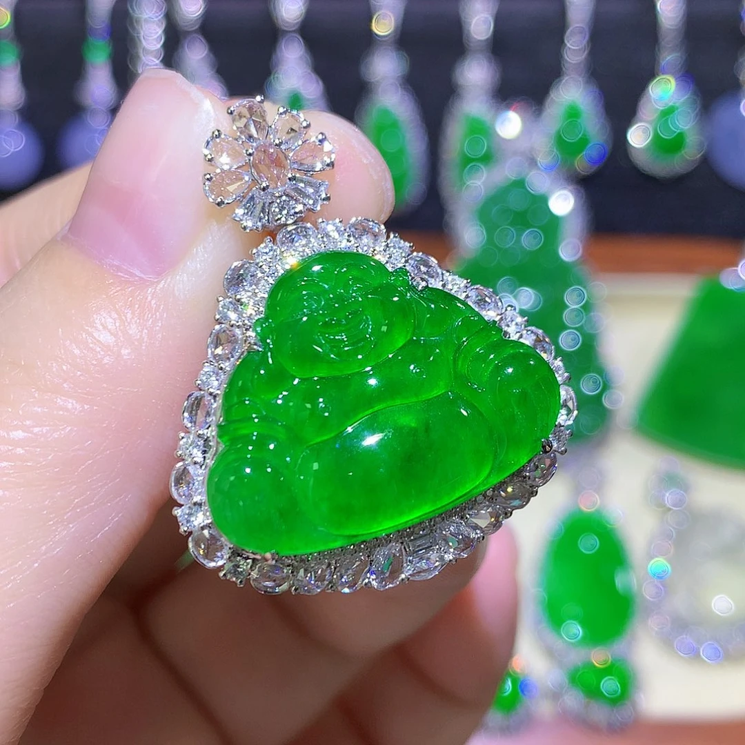 颈饰18K金镶嵌翡翠高冰玻绿佛