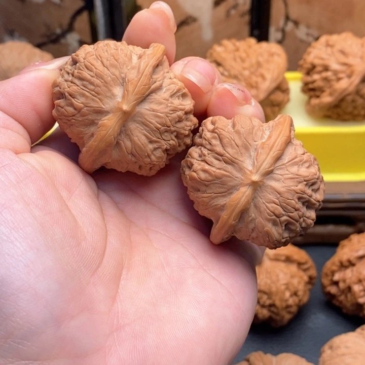 文玩核桃把件649血麒麟