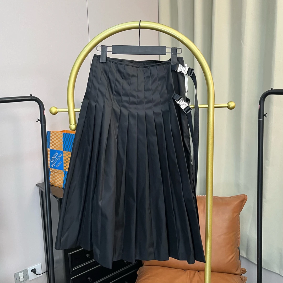 99新 Prada/普拉达 黑色扣环百褶半裙 38码 99新