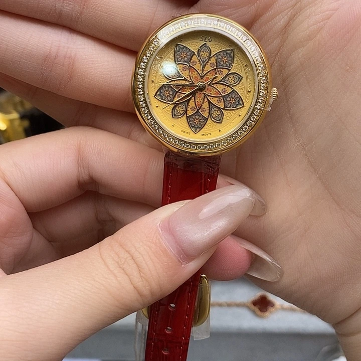 小牛皮锻造碳石英机芯女款黄金腕表32mm