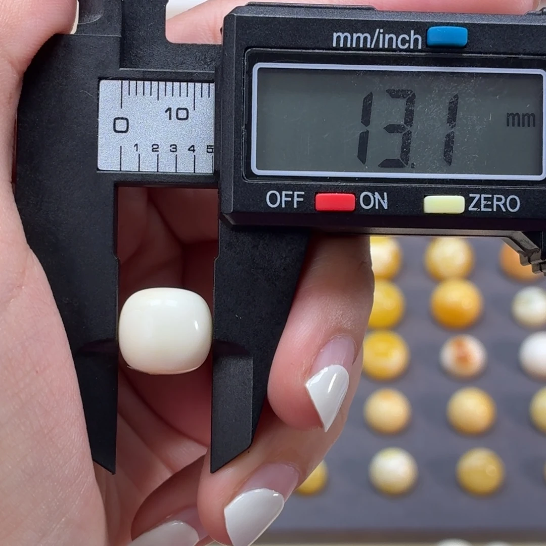 琥珀未镶嵌裸石乌料奶白老型13.1mm