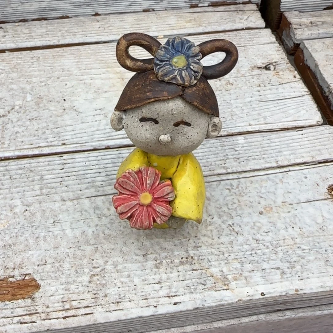 用***5一个摆件小女孩。