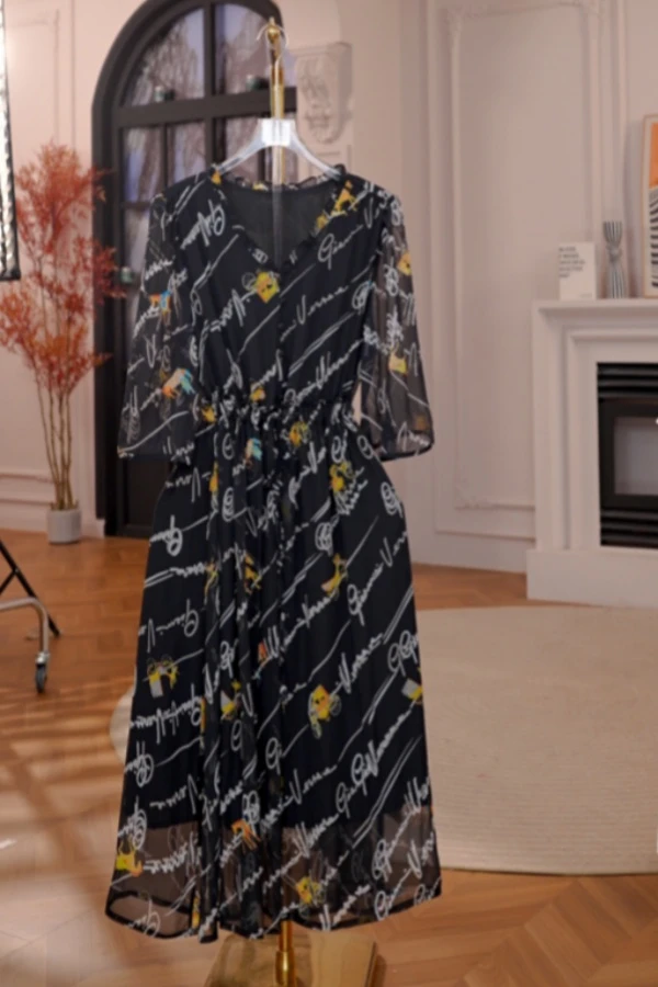 （时尚马车）夏季蚕丝V领2025年扎染时尚显瘦高腰连衣裙