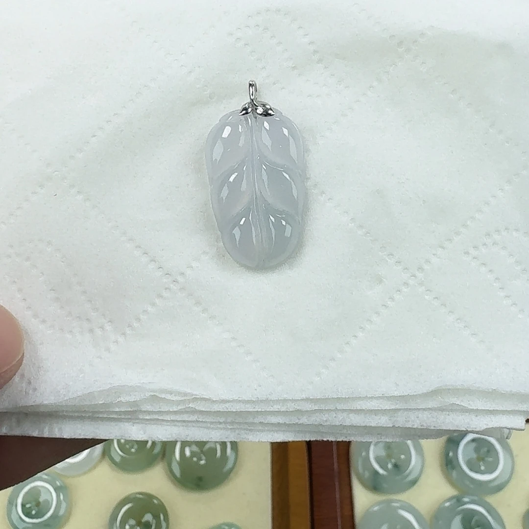 翡翠18K金镶嵌颈饰冰叶子