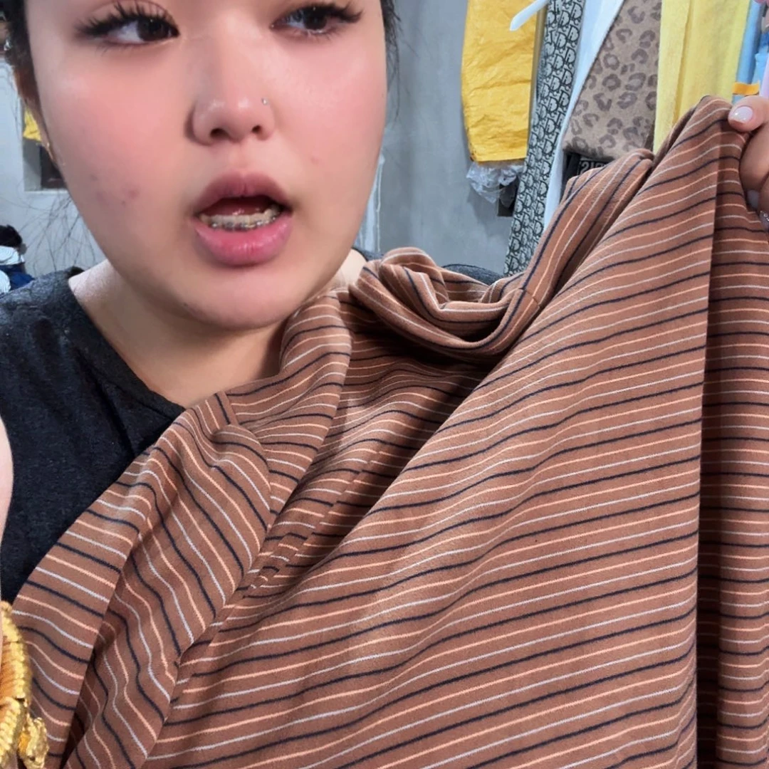 咖色条纹的绒打底