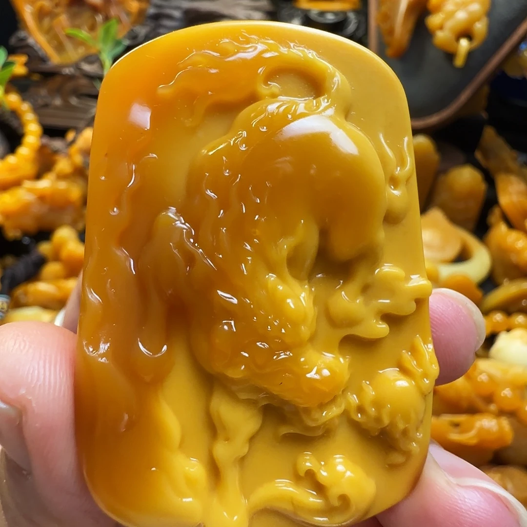 未镶嵌石英质玉（黄龙玉）吊坠缅黄 蛋黄 麒麟（微瑕 不退换）