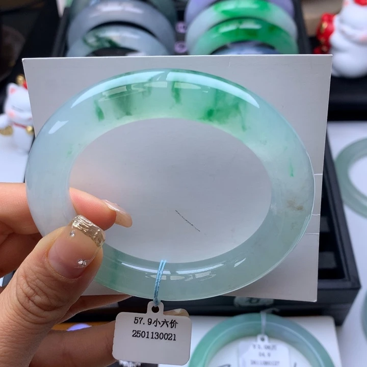 翡翠手镯未镶嵌圆条