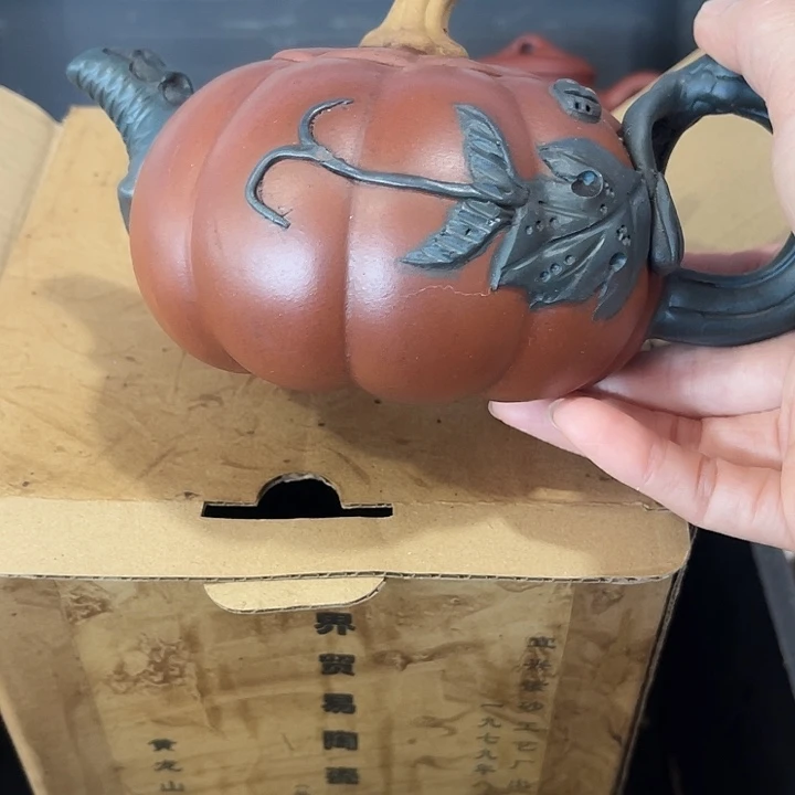 茶壶紫泥原矿泥料手工制作的一把紫砂壶。