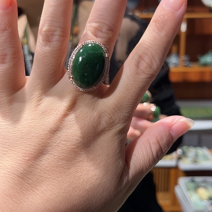 颈饰未镶嵌和田玉（糖玉）