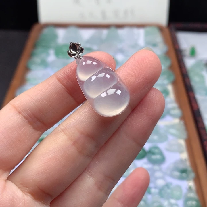 颈饰18K金镶嵌翡翠冰种福豆