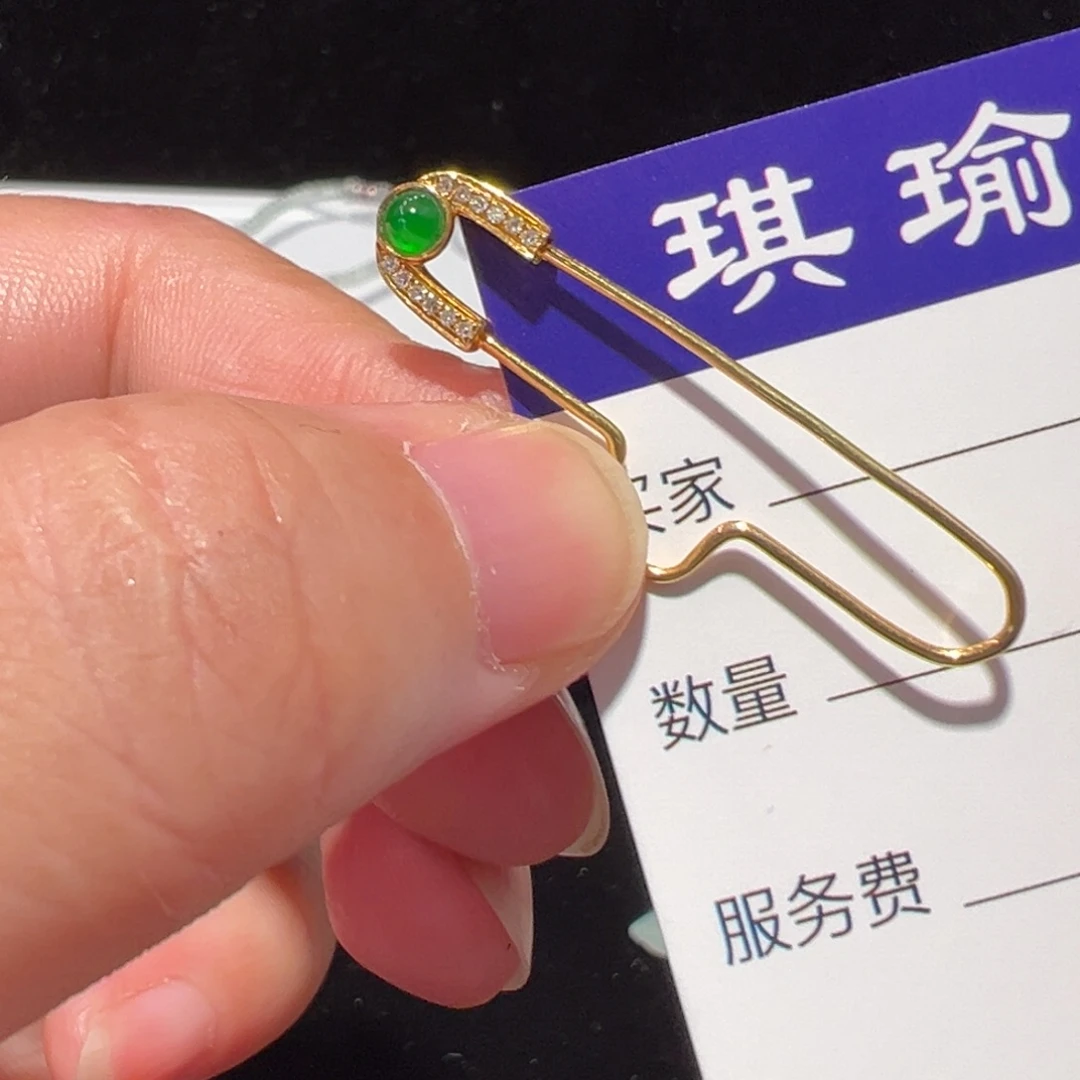 颈饰18K金镶嵌翡翠胸针
