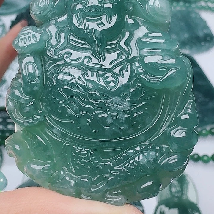 翡翠未镶嵌颈饰多样性发其一