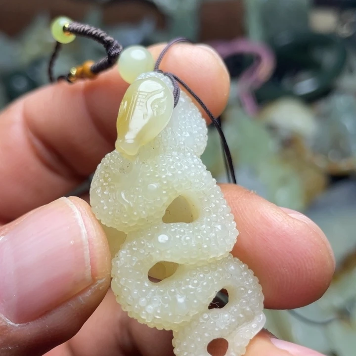 A***晴和田玉未镶嵌颈饰