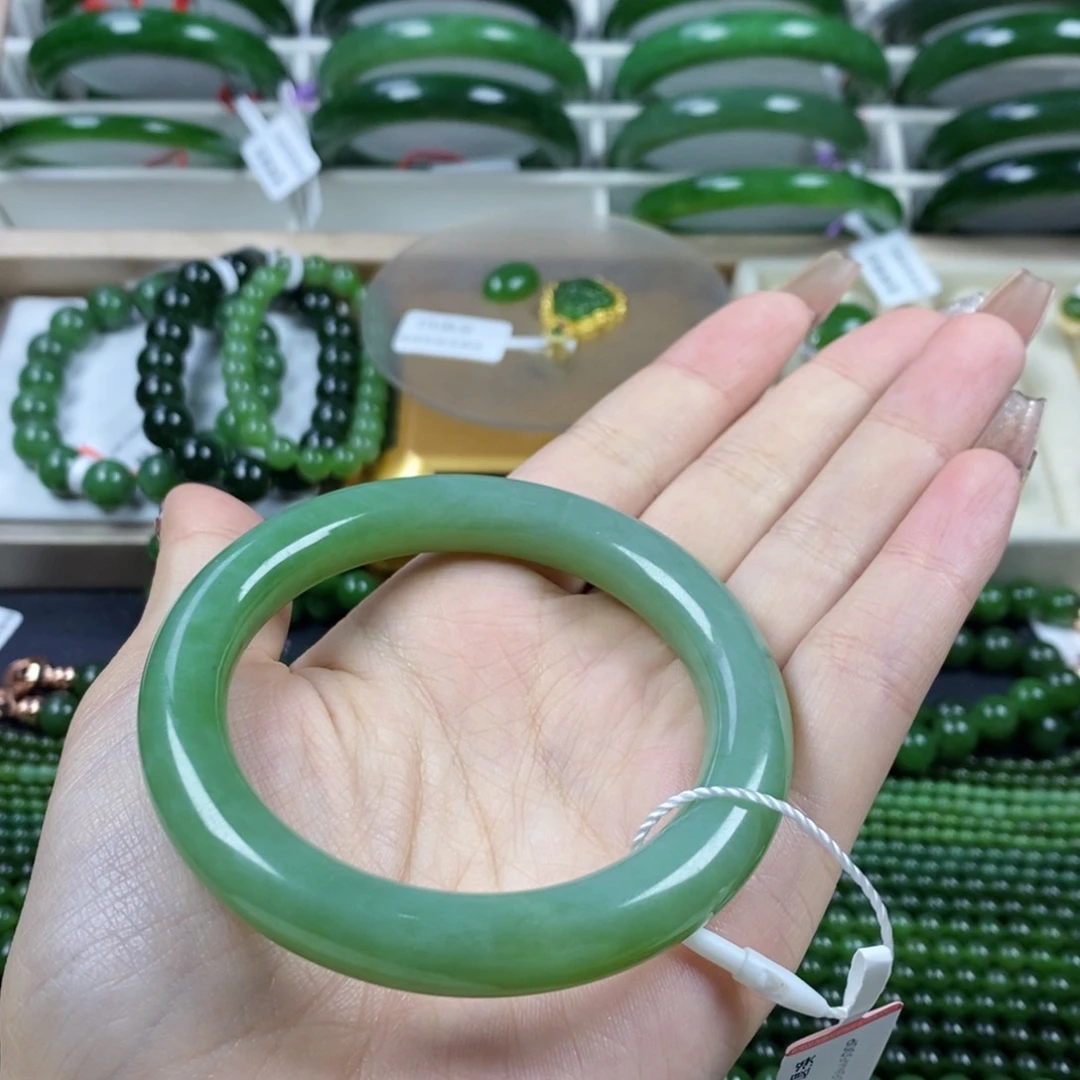 和田玉手镯未镶嵌55圈口粉青无黑点