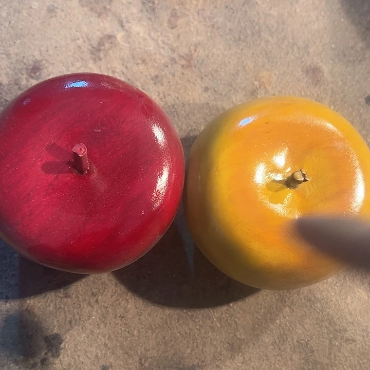 木红黄苹果各一个瑕疵