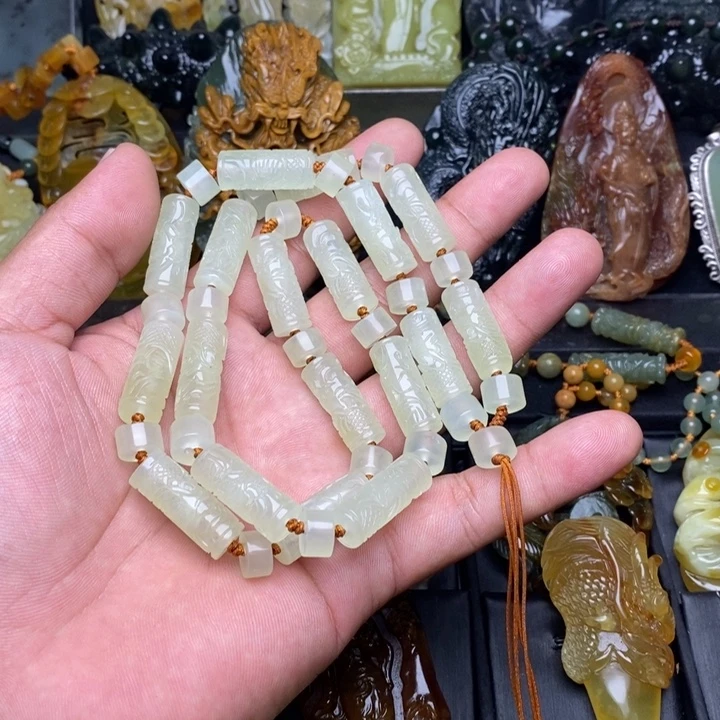 玩***熊未镶嵌蛇纹石玉颈饰