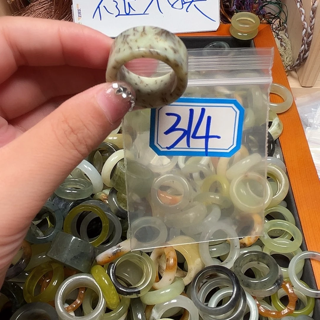 暴***雨未镶嵌蛇纹石玉珠宝奇石