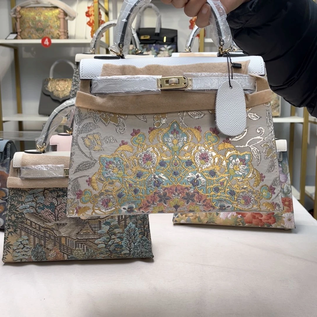 织绣不**风新年快乐！蛇年大吉！