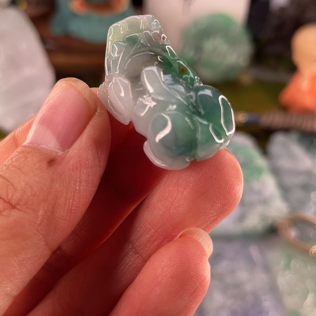 翡翠未镶嵌颈饰貔貅