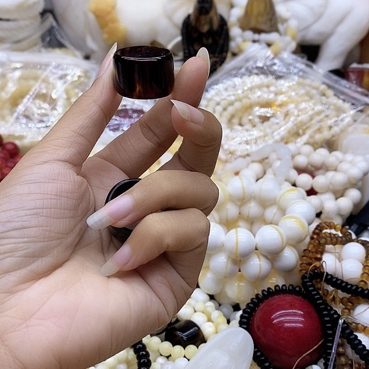 恐****饭珠子的颜色是红色的