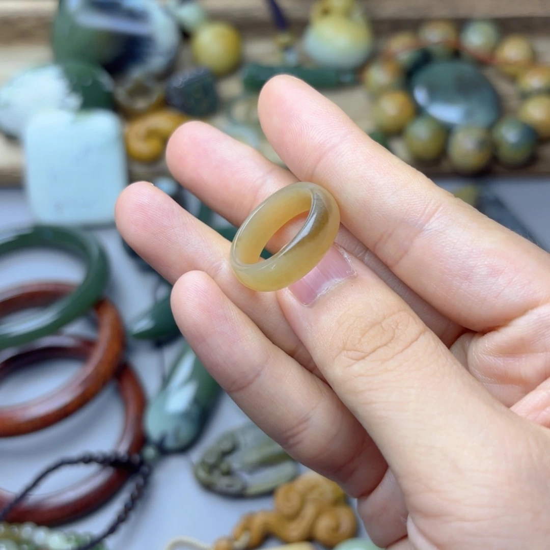 吉***柳透闪石质玉未镶嵌颈饰