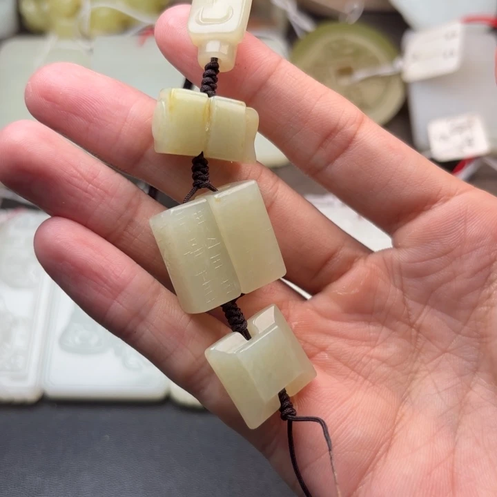 莲***成和田玉未镶嵌挂件