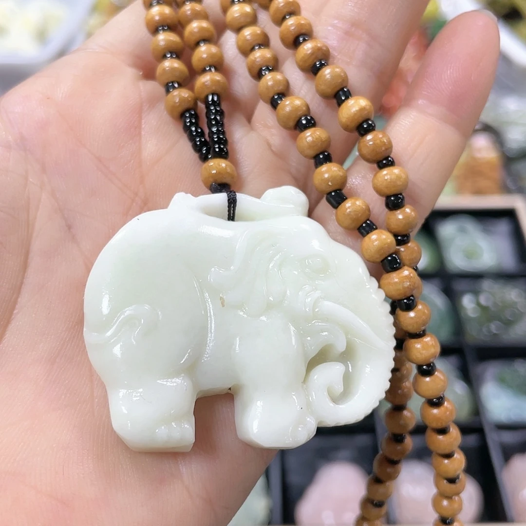 蛇纹石玉颈饰合金