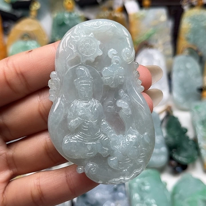翡翠未镶嵌颈饰自在观音