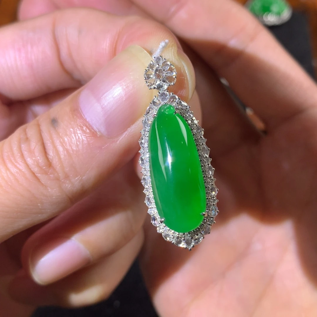 翡翠18K金镶嵌颈饰翡翠