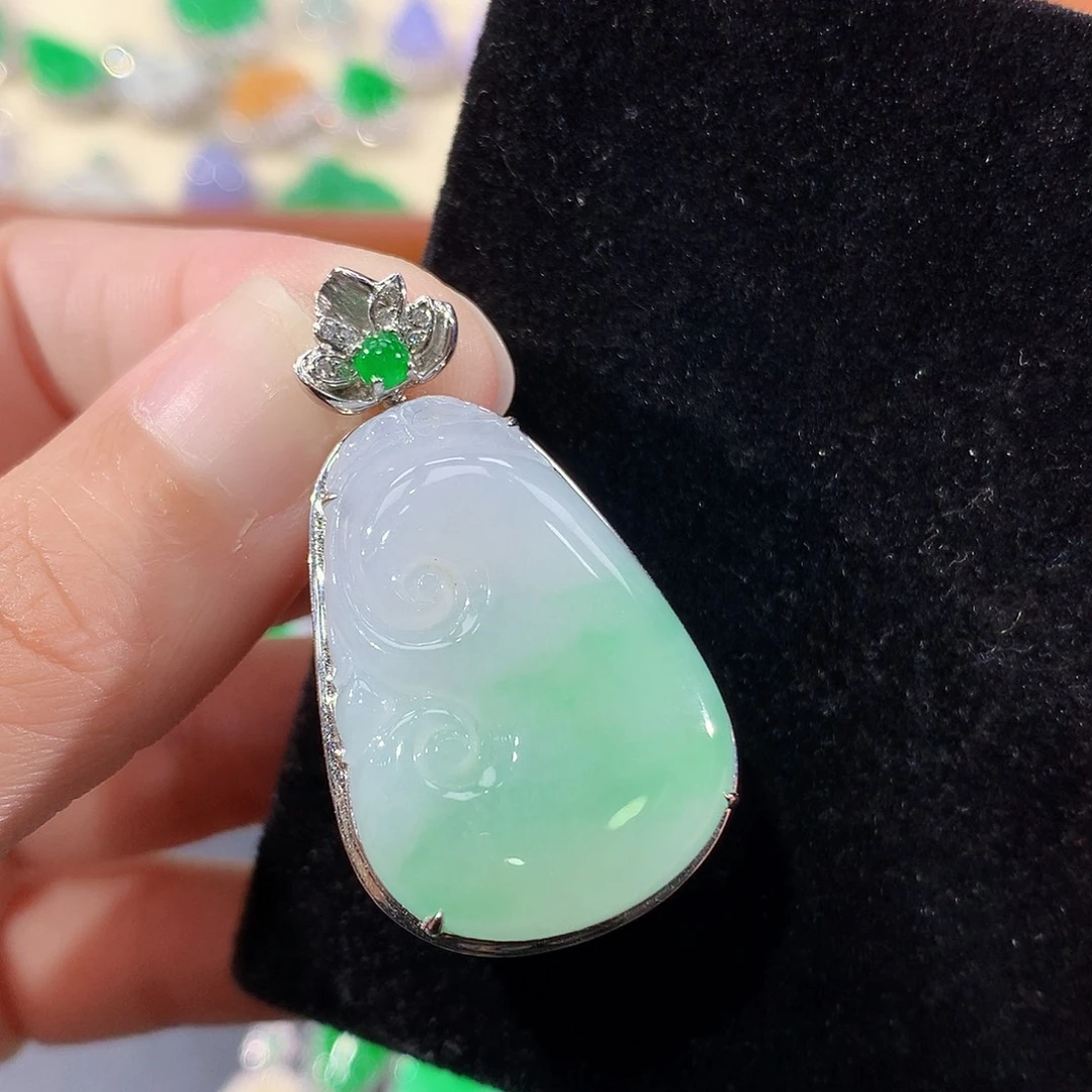 翡翠18K金镶嵌颈饰