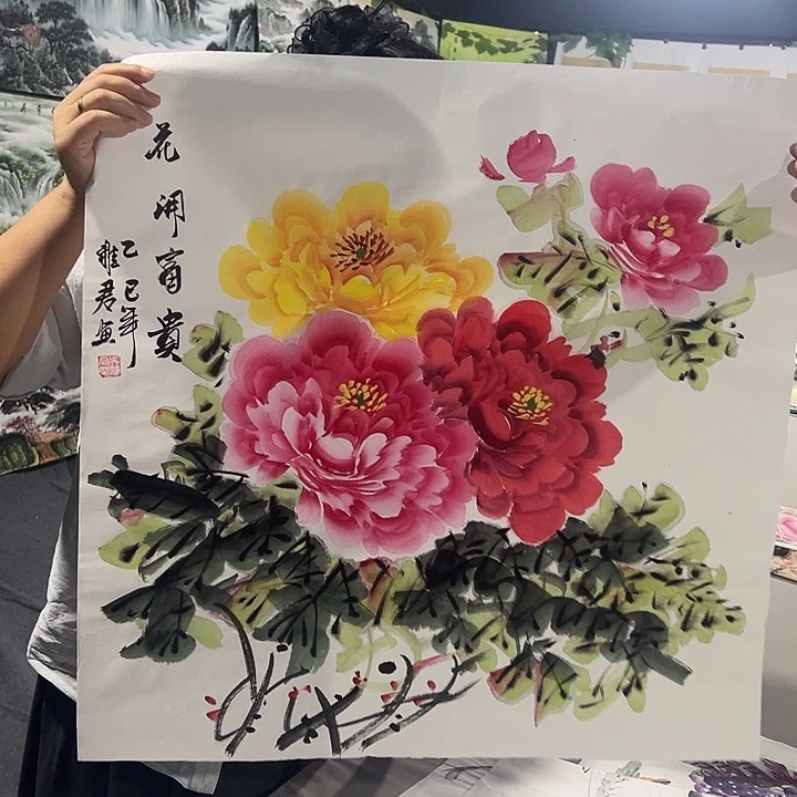 客厅的灯亮了起来