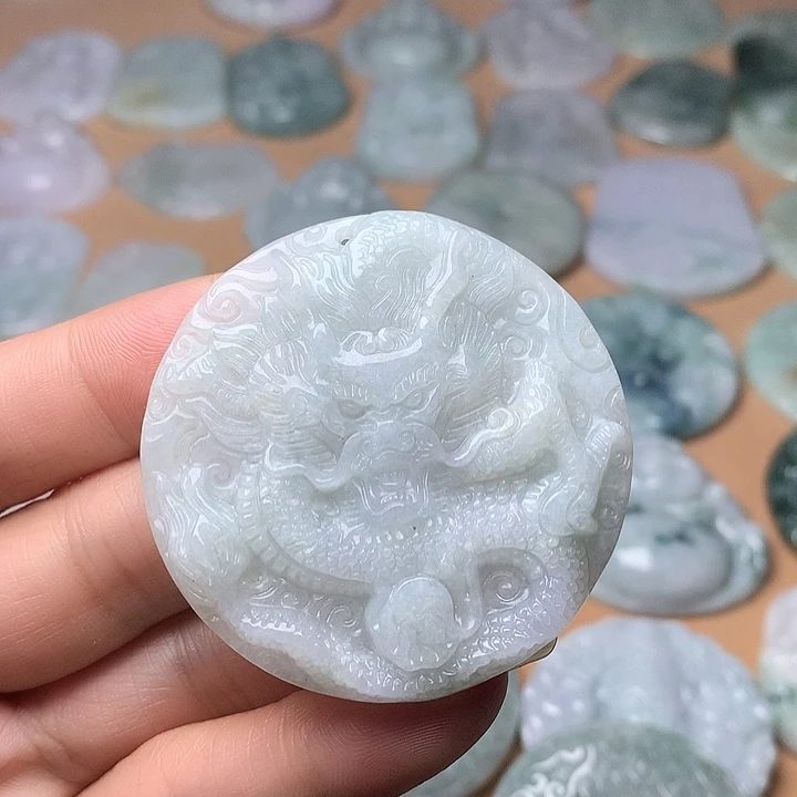 翡翠未镶嵌颈饰龙牌