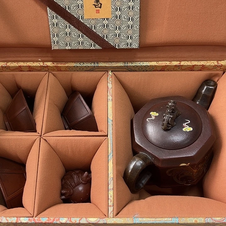红泥茶壶原矿泥料手工制作的一把紫砂壶。