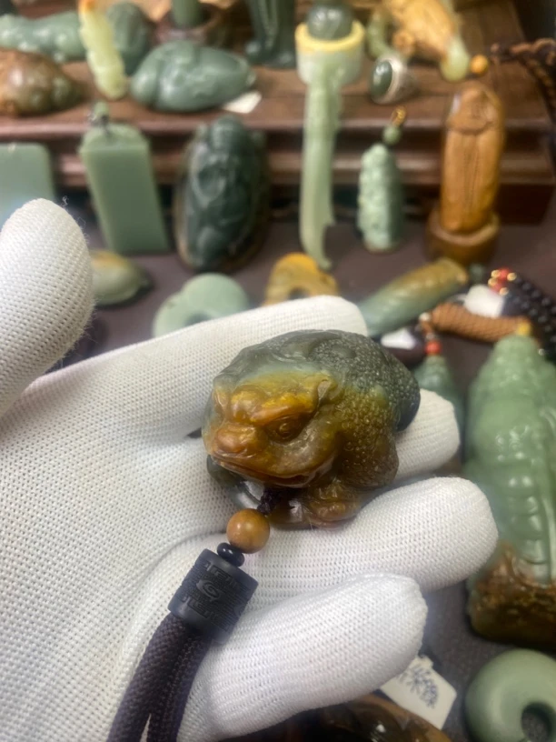 河磨玉金蟾手把件