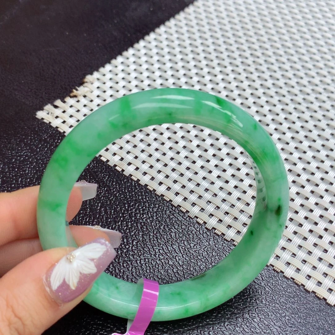 翡翠手镯未镶嵌缅甸