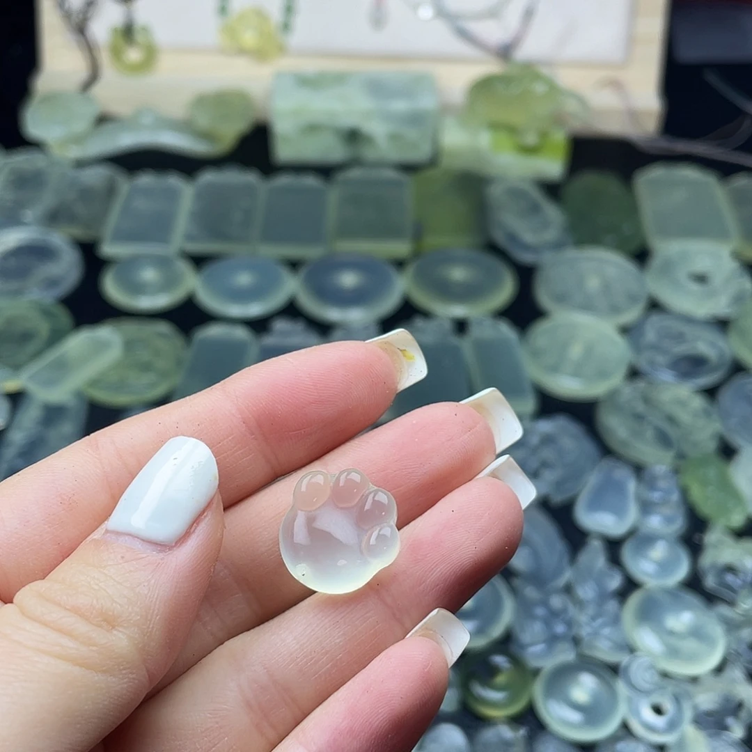 岫玉未镶嵌颈饰猫爪