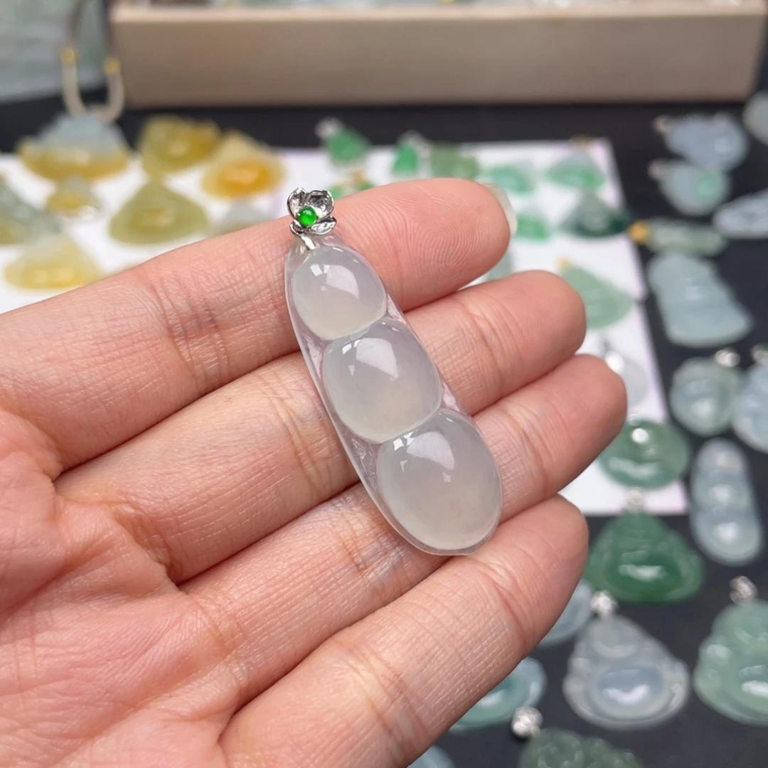 翡翠未镶嵌颈饰豆