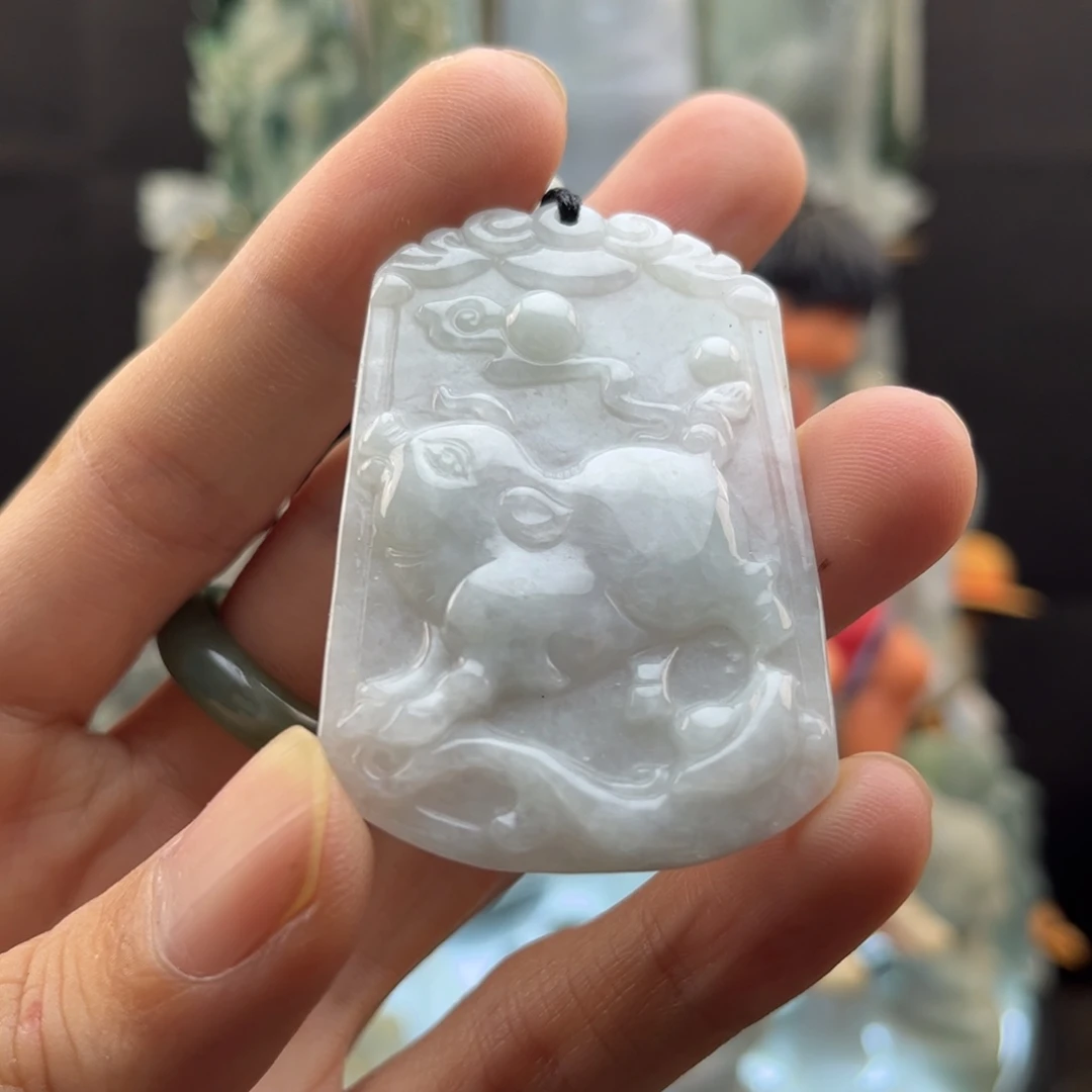 翡翠未镶嵌颈饰猪牌